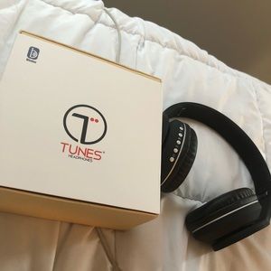 Wireless headphones by Tunes